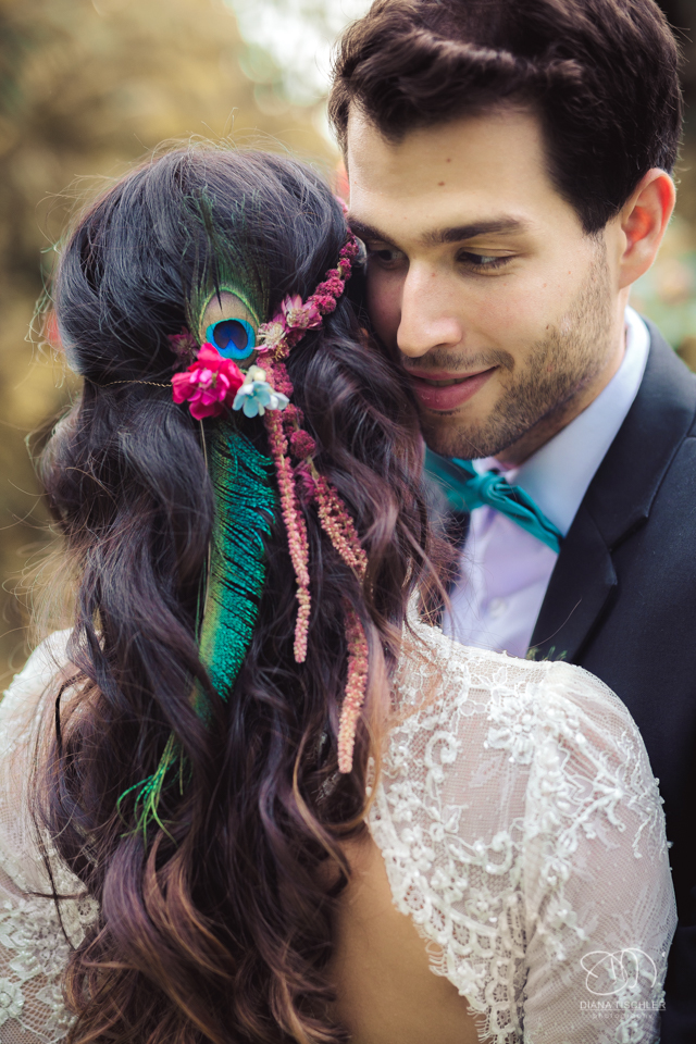 Braeutigam und Braut mit tollem buntem Haarschmuck bei einer Hochzeit in einer Scheune