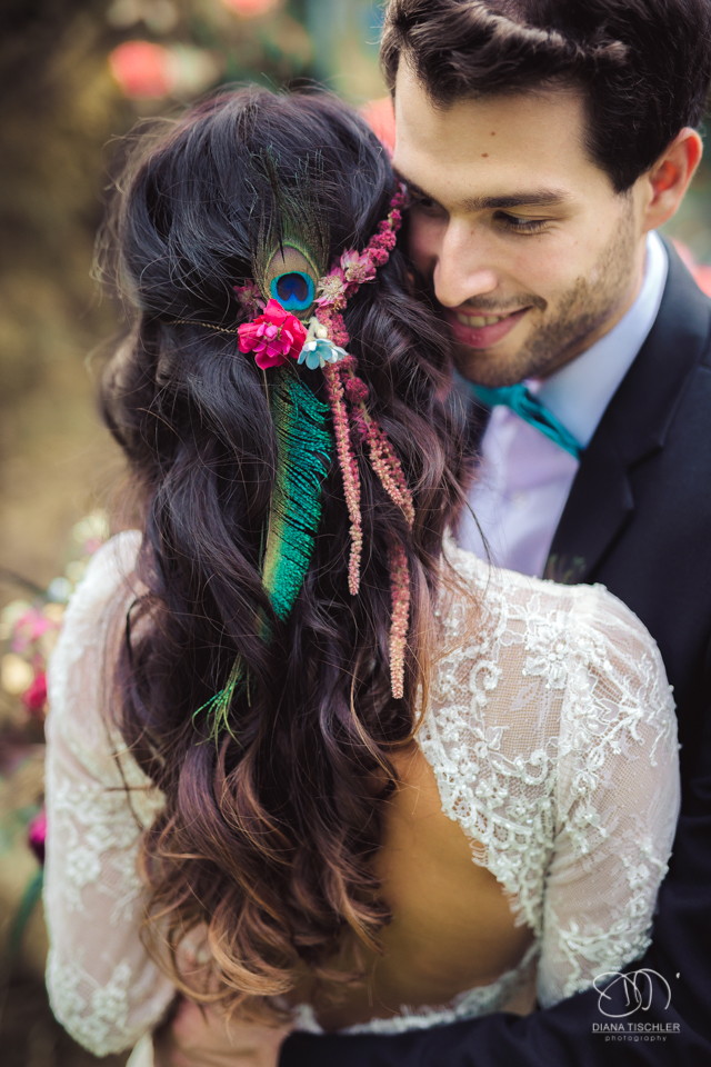 Braeutigam und Braut mit tollem buntem Haarschmuck bei einer Hochzeit in einer Scheune