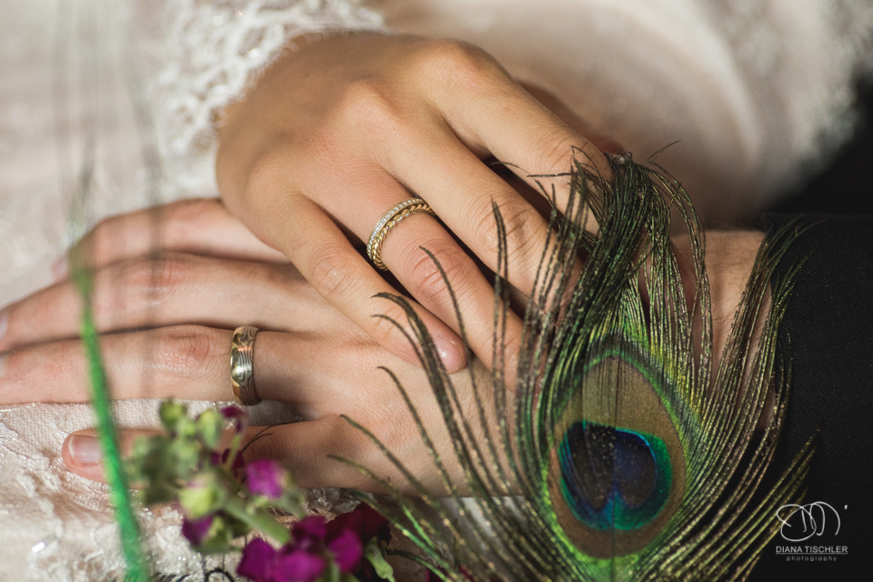 Brautpaar Haende mit Ringen bei einer Hochzeit in einer Scheune