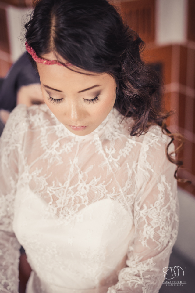 Getting Ready Braut-Frisur fuer eine Hochzeit in einer Scheune