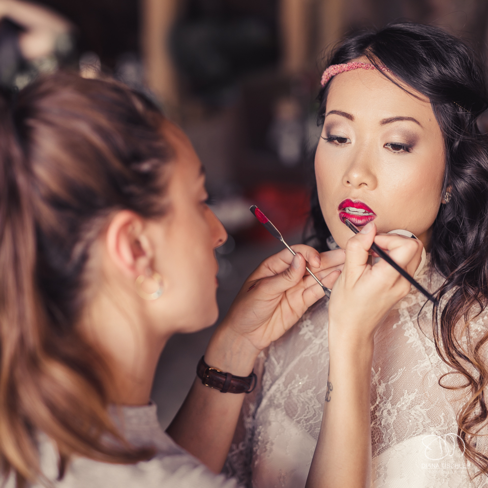 Getting Ready Braut-Make Up schminken fuer eine Hochzeit in einer Scheune