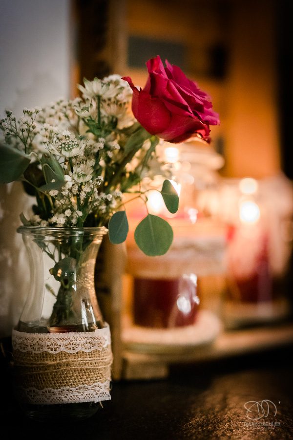 Rose und Kerzendekorationi bei einer Hochzeit in der WG Brackenheim
