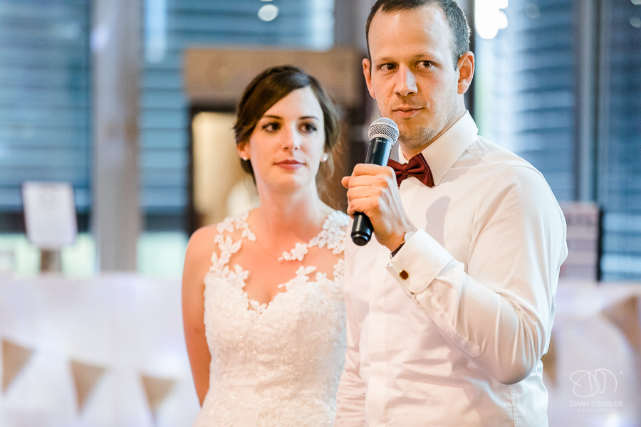 Brautpaar haelt eine Rede bei einer Hochzeit in der WG Brackenheim