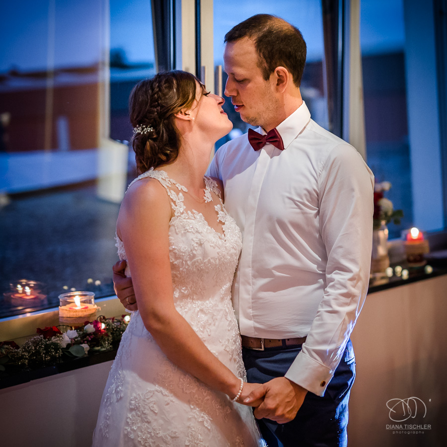 Brautpaar Kuss im Abendlicht im Festsaal bei einer Hochzeit in der WG Brackenheim
