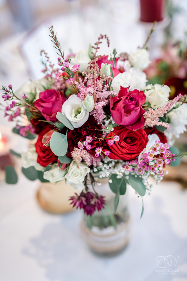 Blumen Tischdekoration mit roten Rosen im Festsaal bei einer Hochzeit in der WG Brackenheim