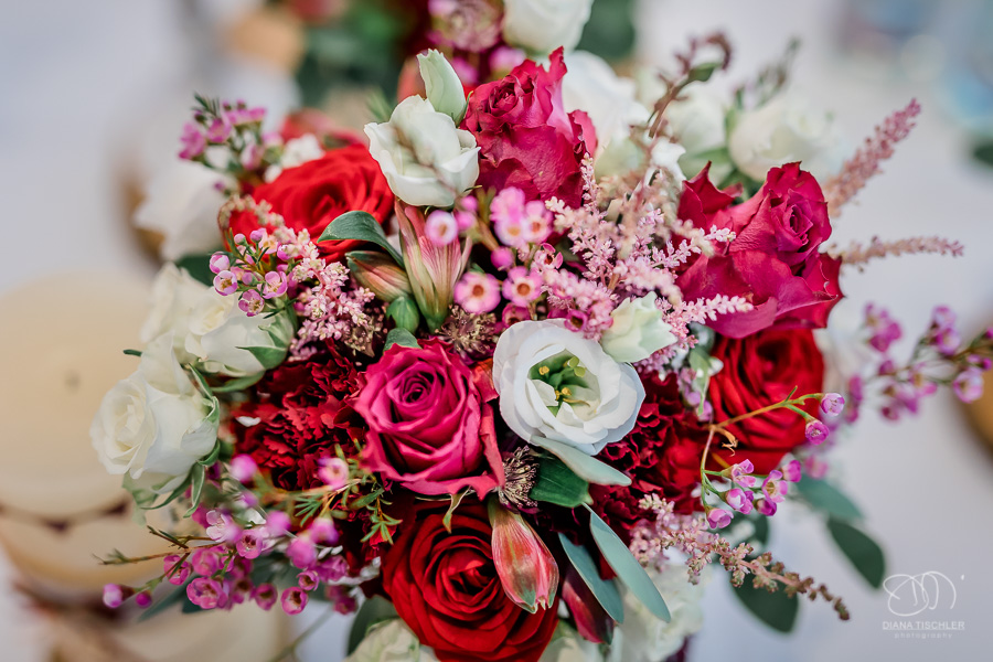 Blumen Tischdekoration mit roten Rosen im Festsaal bei einer Hochzeit in der WG Brackenheim