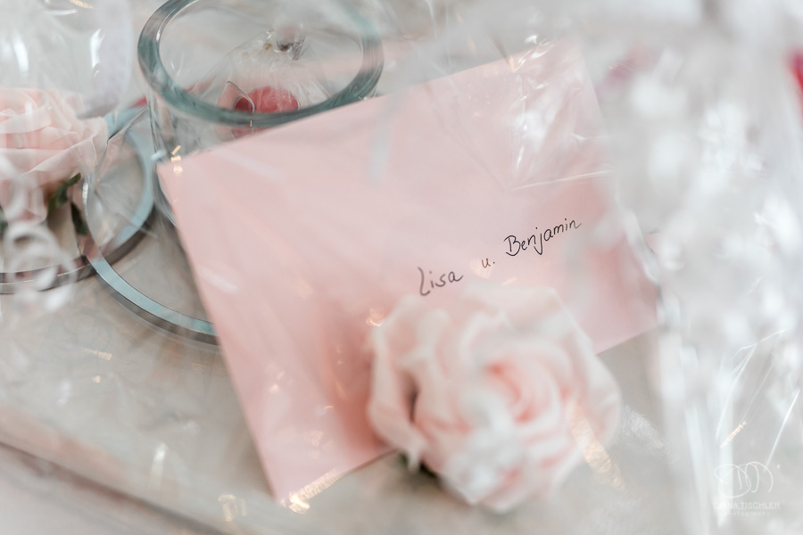 Hochzeitsgeschenke mit rosa Umschlag und Rose bei einer Hochzeit in der WG Brackenheim