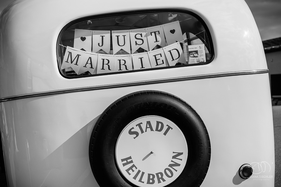 Schwarzweissfoto Oldtimer-Bus mit Just-Married-Schild bei einer Hochzeit in der WG Brackenheim