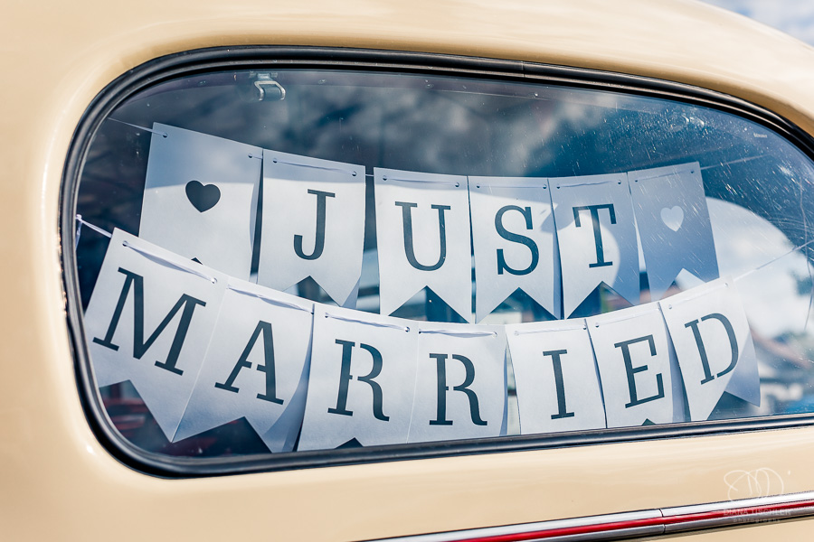 Oldtimer-Bus mit Just-Married-Schild bei einer Hochzeit in der WG Brackenheim