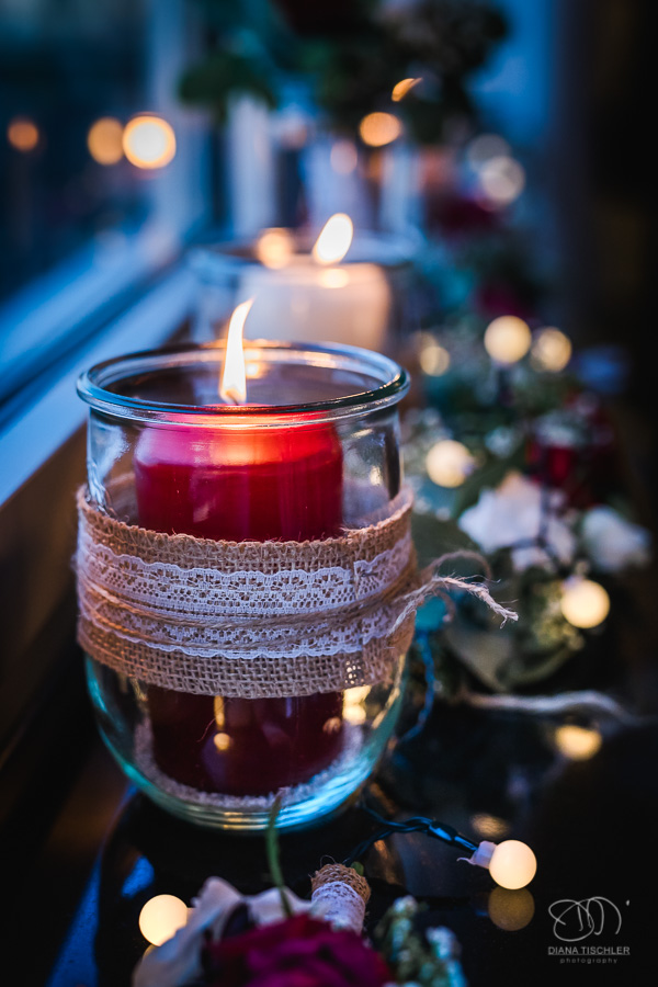 Dekoration Kerzen im Glas im romantischen Abendlicht im Festsaal bei einer Hochzeit in der WG Brackenheim