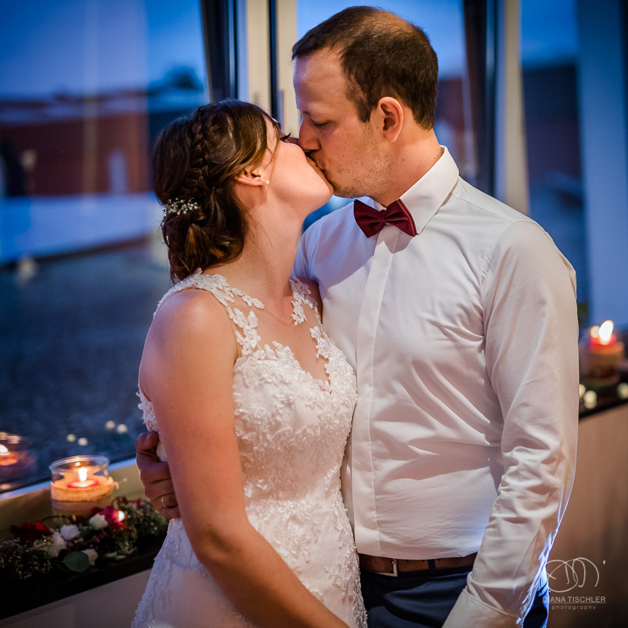 Brautpaar Kuss im Abendlicht im Festsaal bei einer Hochzeit in der WG Brackenheim