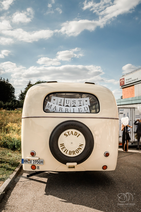 Oldtimer-Bus der Stadt Heilbronn Heck mit Just-Married-Schild vor blauem Himmel bei einer Hochzeit in der WG Brackenheim