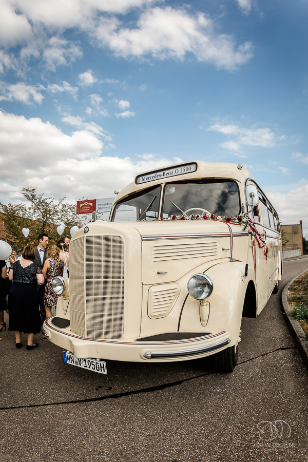 Oldtimer-Bus der Stadt Heilbronn Kühler mit Auto-Blumenschmuck vor blauem Himmel bei einer Hochzeit in der WG Brackenheim