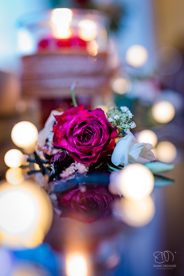 Rosa Rose und Lichter mit Spiegelung im Abendlicht im Festsaal bei einer Hochzeit in der WG Brackenheim