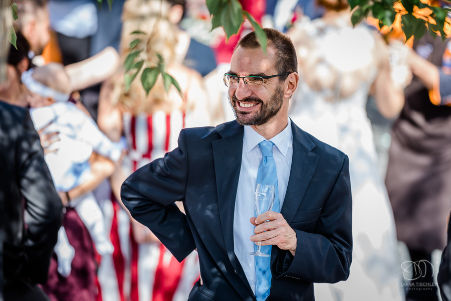 Gast mit Sektglas lachend beim Sektempfang bei einer Hochzeit in der WG Brackenheim