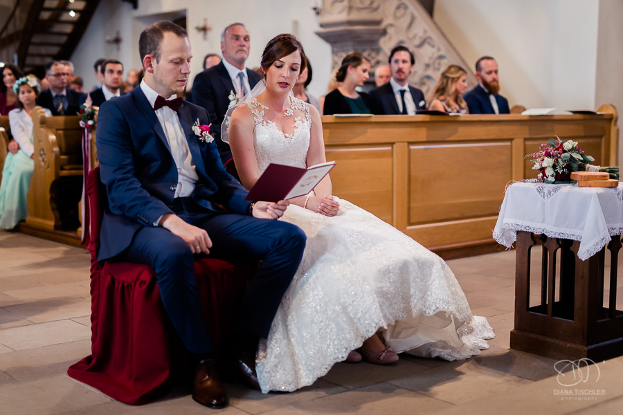 Brautpaar bei der Hochzeit sitzend in der Kirche St. Ulrich in Stockheim
