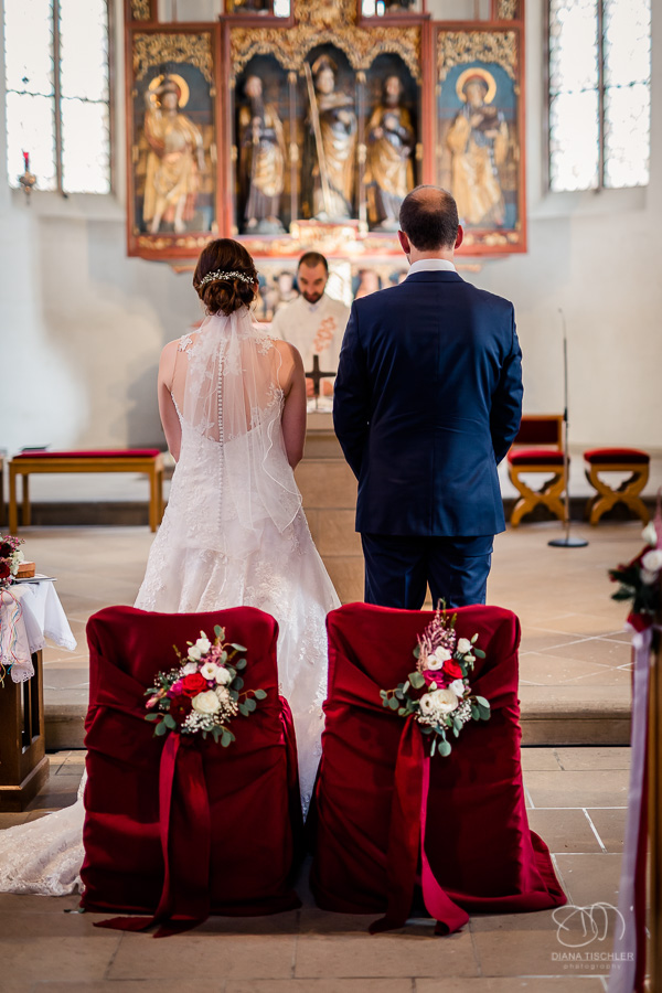 Brautpaar vor der Trauung stehend vor dem Altar bei einer Hochzeit in der Kirche St. Ulrich in Stockheim