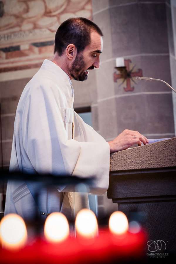 Pfarrer Diakon predigt zu einer Hochzeit in der Kirche St. Ulrich in Stockheim