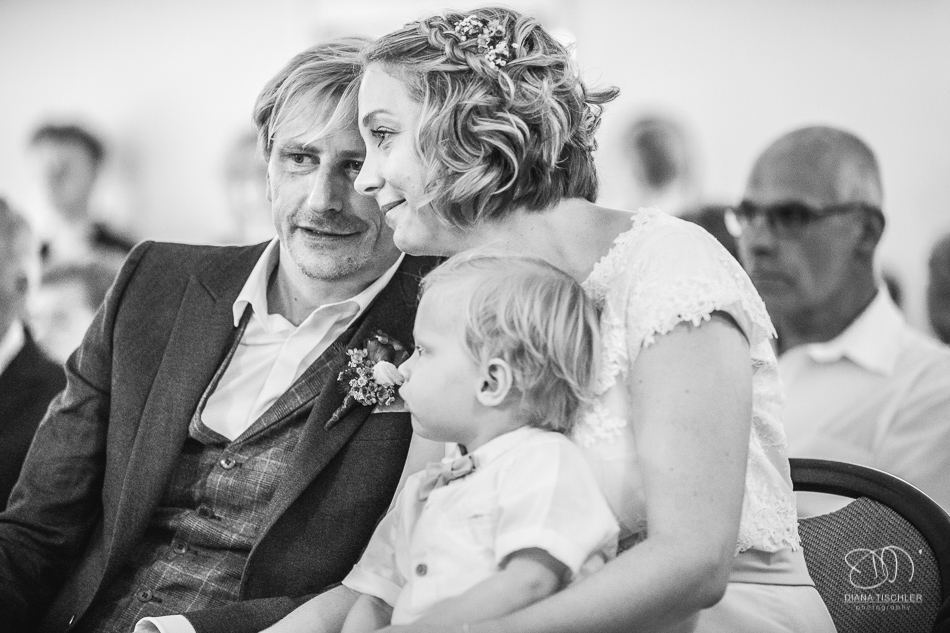 Brautpaar mit kleinem Sohn bei einer Hochzeit in der Karlsburg Durlach