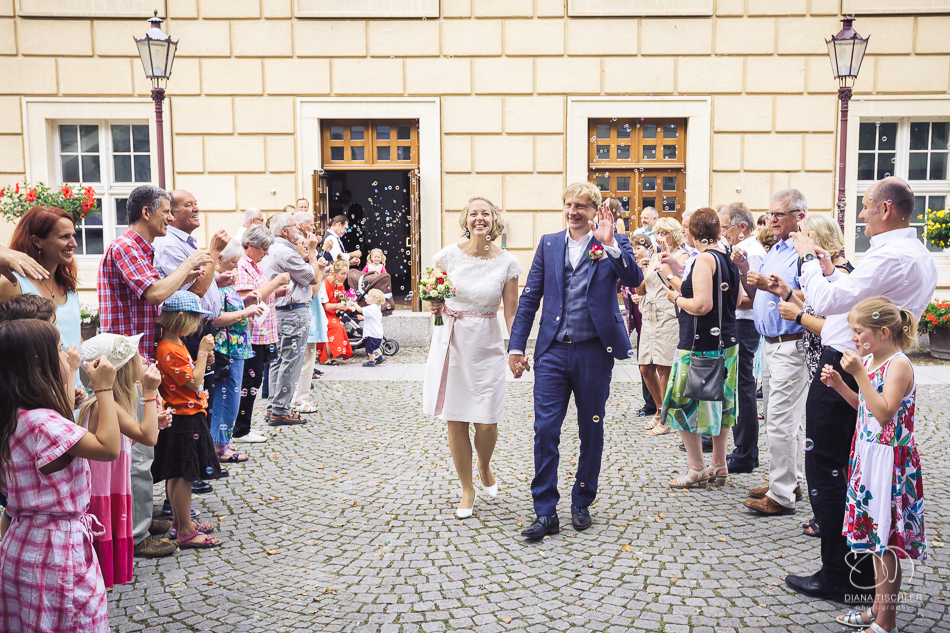 Brautpaar beim Auszug aus dem Standesamt nach der Trauung in der Karlsburg Durlach