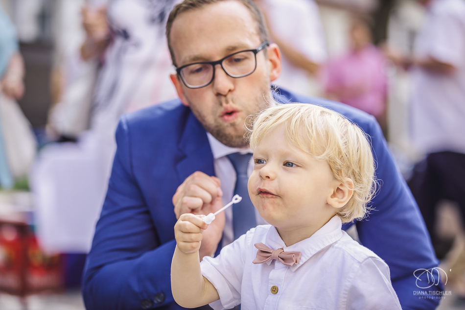 kleiner Junge blaest Seifenblasen bei einer Hochzeit in der Karlsburg Durlach