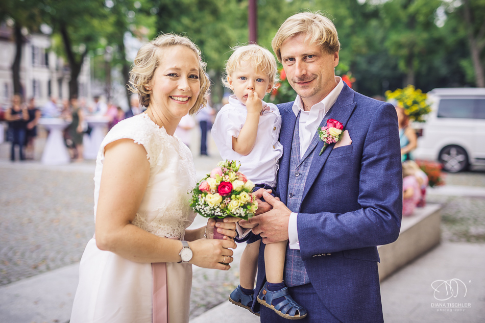 Brautpaar mit kleinem Sohn bei einer Hochzeit in der Karlsburg Durlach
