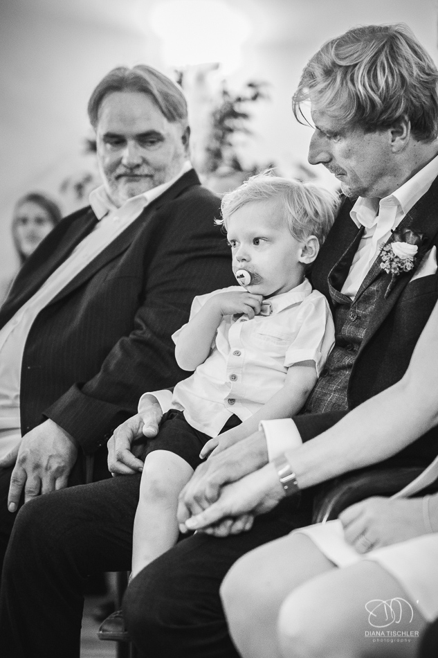 Brautpaar schwarzweiss mit Kind bei einer Hochzeit in der Karlsburg Durlach