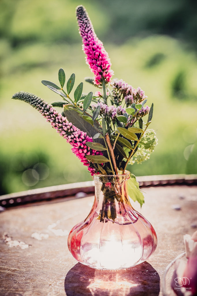 Blumen in kleiner Vase auf vintage Tisch