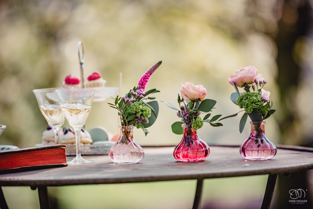 Blumen in kleiner Vase auf vintage Tisch Hochzeit