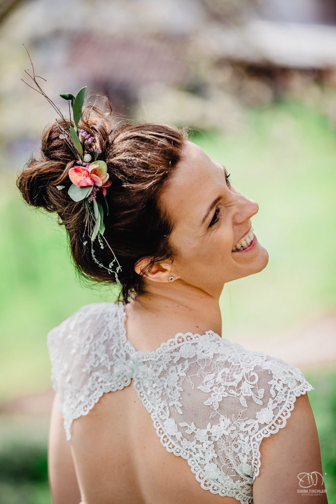 Braut mit Blumen Haarschmuck auf Wiese