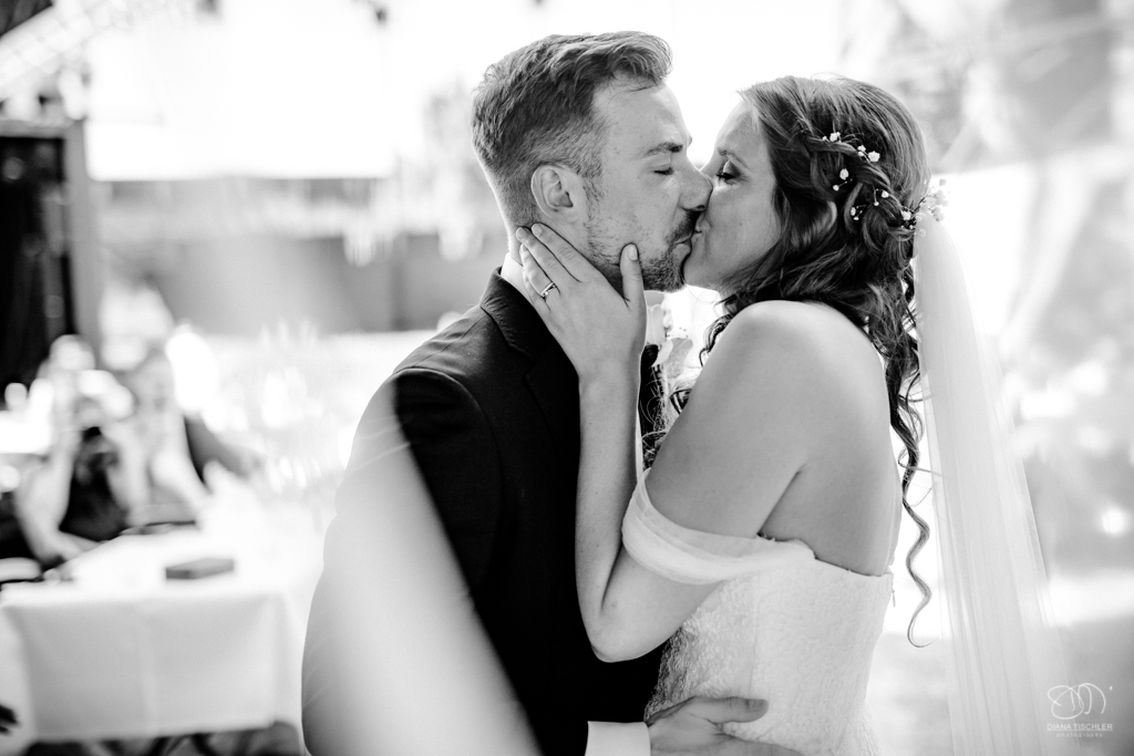 Brautpaar bei der Trauung Kuss Schwarzweissfoto Leistungen Hochzeitsfotograf
