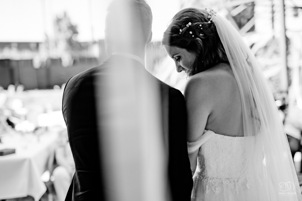 Brautpaar bei der Trauung innig zugewandt Schwarzweissfoto durch Vorhang fotografiert Leistungen Hochzeitsfotograf