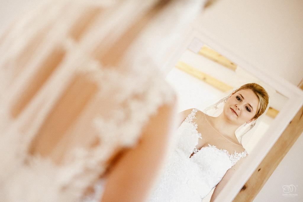 Getting Ready Braut Blick in den Spiegel Baden-Baden Hochzeitsfotograf