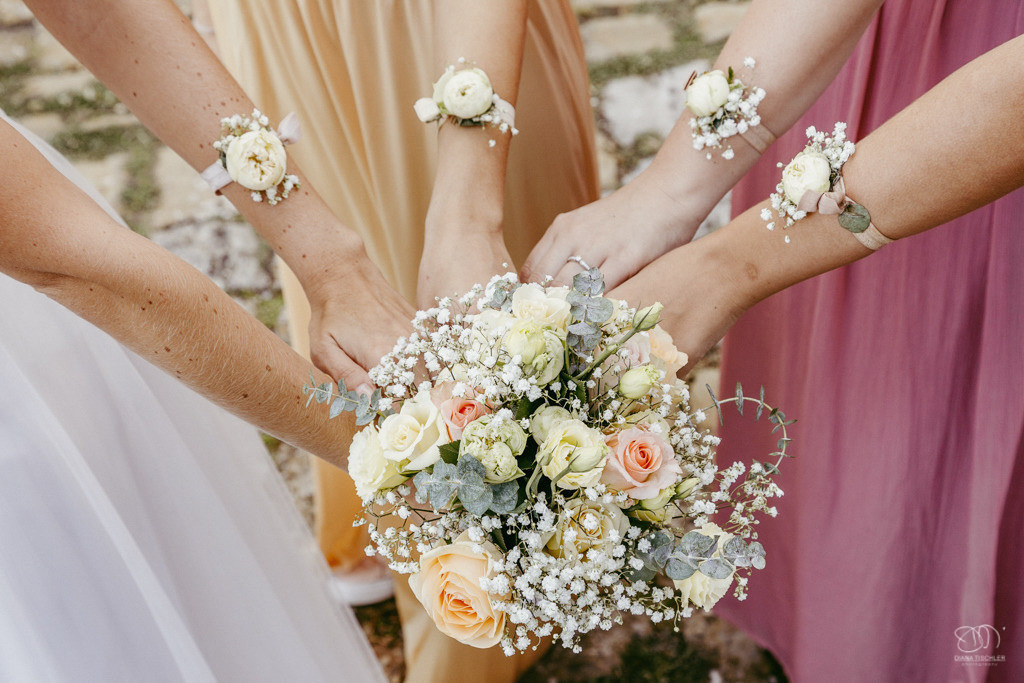 Brautjungfern mit Blumen-Armbänder mit Brautstrauss Leistungen Hochzeitsfotograf