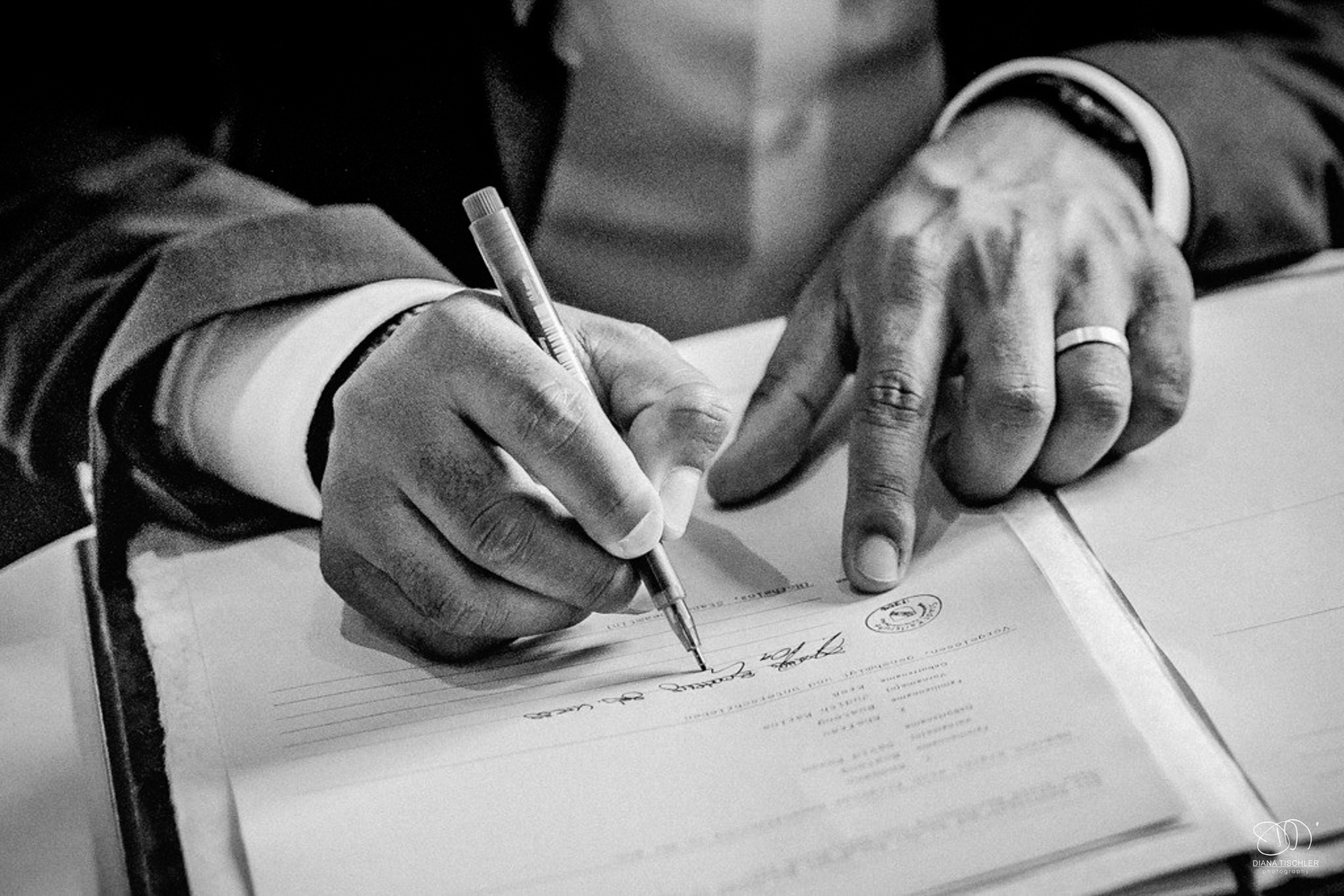 Standesamtliche Trauung Unterschrift auf Hochzeit Rathaus Durlach Fotograf Hochzeitsfotograf Karlsruhe Baden-Baden Rastatt Buehl Achern Ortenau Pfalz