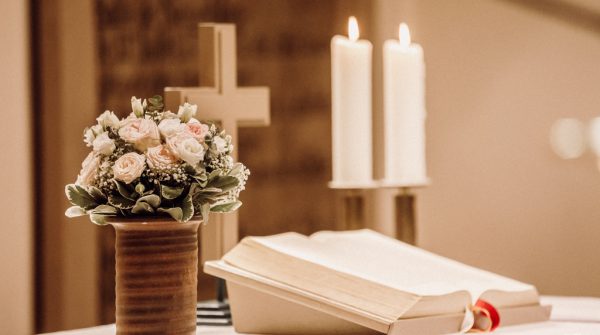 Altar mit Blumen Kerzen Kreuz und Bibel bei der Trauung in der Waldenserkirche Palmbach Hochzeitsfotograf
