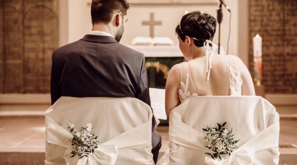 Brautpaar von hinten mit Altar und auf geschmückten Stühlen Hochzeitsfotograf Palmbach